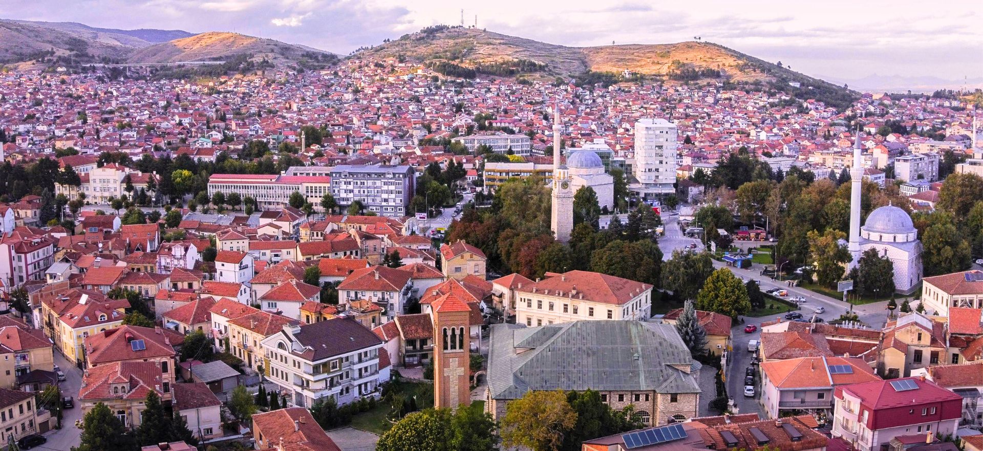 bitola stad noord macedonie rode daken witte huizen omgeven door bergen